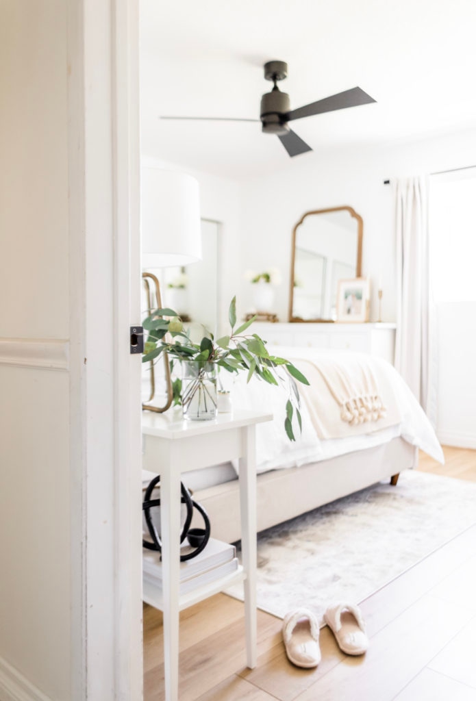 Secrets of a Styled Bed - Halfway Wholeistic; Click here to learn the secrets of a styled bed on Halfway Wholeistic! Do you ever look through bedroom inspiration images and wonder how designers make their beds look flawless? I wish I could make our bed look perfect every morning! There are tips and tricks designers use to style their spaces to make them look presentable. Bed design modern luxury awesome. Bedding ideas cozy white bedrooms. Style inspiration home decor. Style inspiration home interior design.