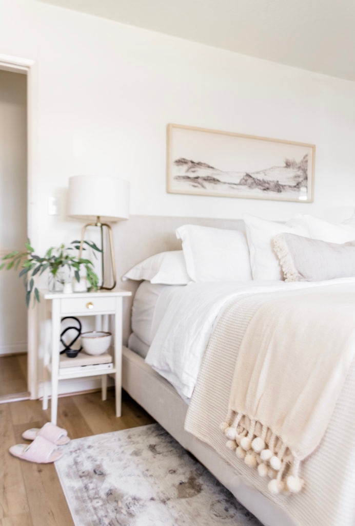 Secrets of a Styled Bed - Halfway Wholeistic; Click here to learn the secrets of a styled bed on Halfway Wholeistic! Do you ever look through bedroom inspiration images and wonder how designers make their beds look flawless? I wish I could make our bed look perfect every morning! There are tips and tricks designers use to style their spaces to make them look presentable. Bed design modern luxury awesome. Bedding ideas cozy white bedrooms. Style inspiration home decor. Style inspiration home interior design.