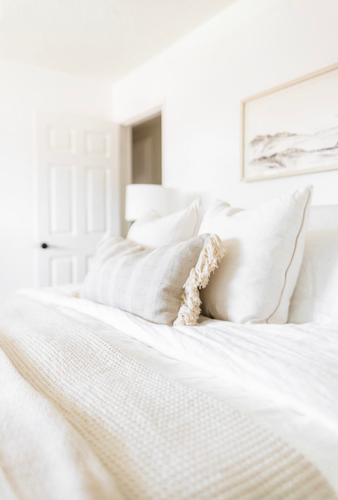 Secrets of a Styled Bed - Halfway Wholeistic; Click here to learn the secrets of a styled bed on Halfway Wholeistic! Do you ever look through bedroom inspiration images and wonder how designers make their beds look flawless? I wish I could make our bed look perfect every morning! There are tips and tricks designers use to style their spaces to make them look presentable. Bed design modern luxury awesome. Bedding ideas cozy white bedrooms. Style inspiration home decor. Style inspiration home interior design.