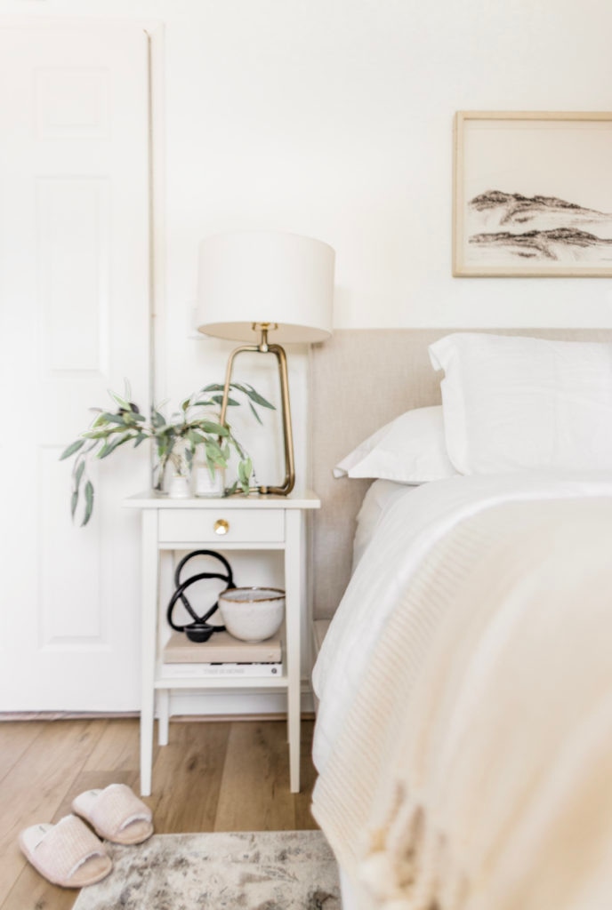 Secrets of a Styled Bed - Halfway Wholeistic; Click here to learn the secrets of a styled bed on Halfway Wholeistic! Do you ever look through bedroom inspiration images and wonder how designers make their beds look flawless? I wish I could make our bed look perfect every morning! There are tips and tricks designers use to style their spaces to make them look presentable. Bed design modern luxury awesome. Bedding ideas cozy white bedrooms. Style inspiration home decor. Style inspiration home interior design.